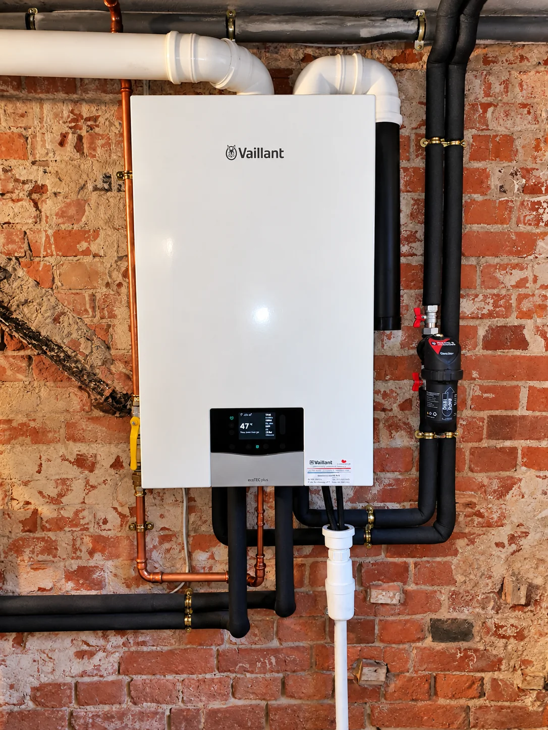 Instalacja kotła Vaillant na ceglanej ścianie
